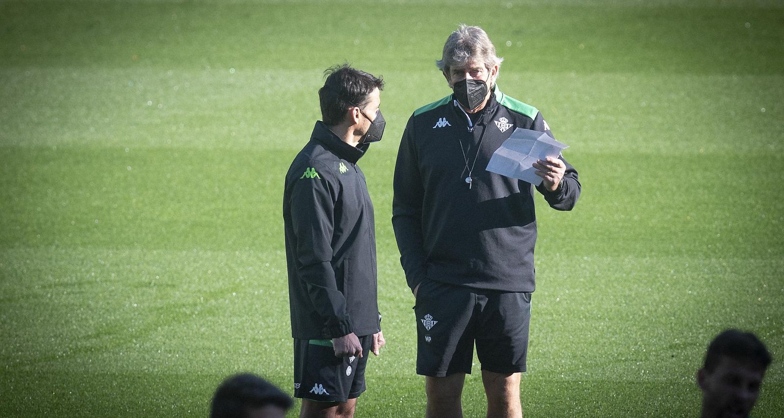 Manuel Pellegrini, junto a uno de sus ayudantes.