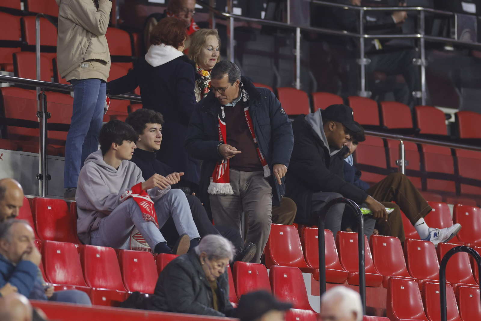 Búscate en las fotos del Sevilla-Fenerbahçe,