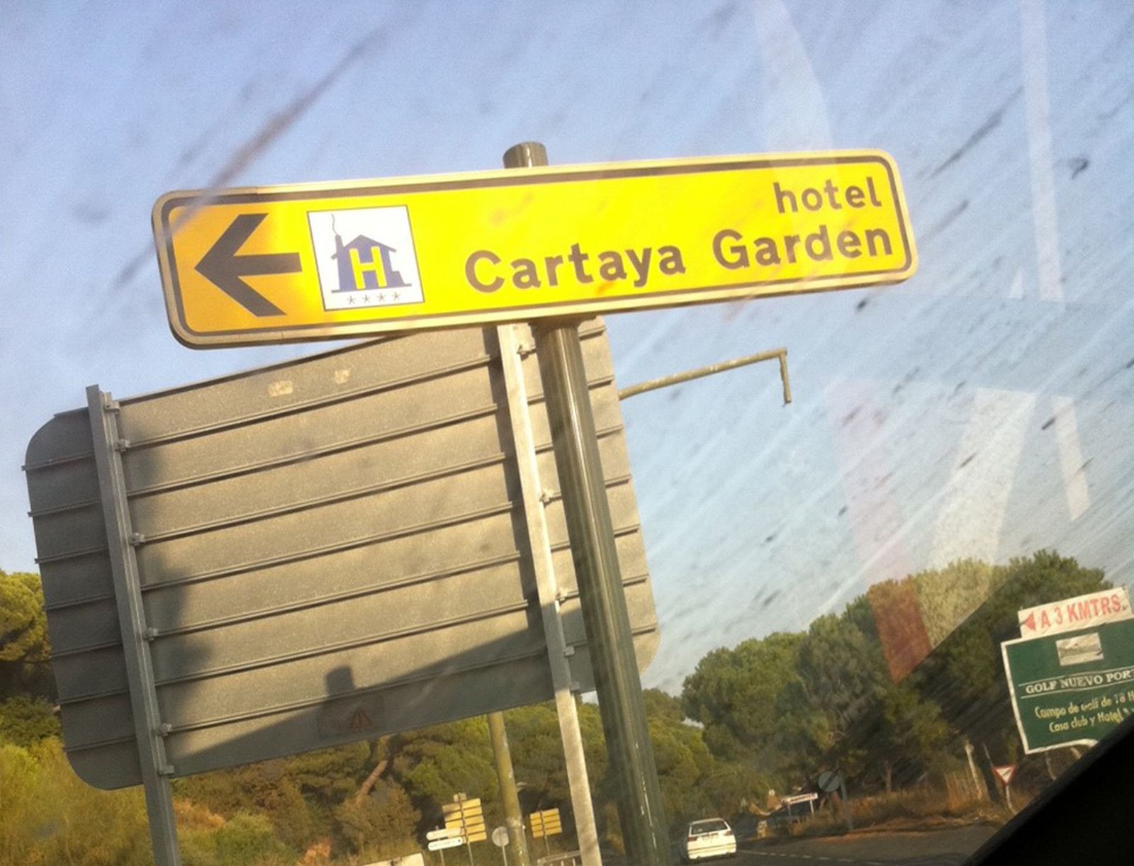 Una de las señales retiradas por el Ayuntamiento cartayero.