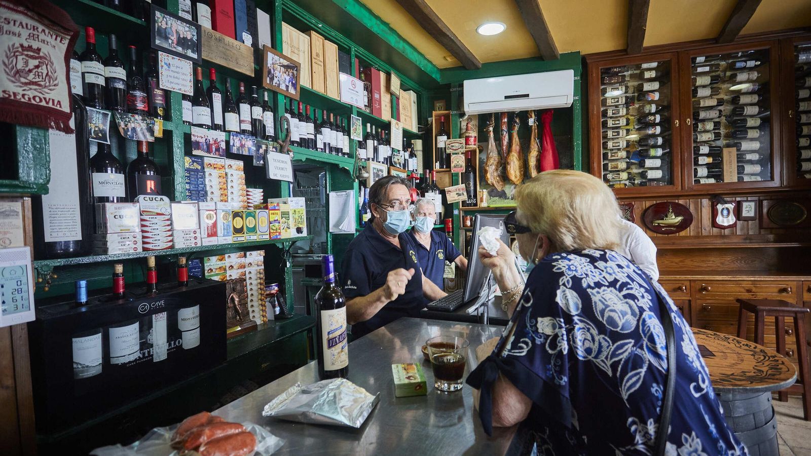 Algunos clientes disfrutan de la barra de La Cepa Gallega.