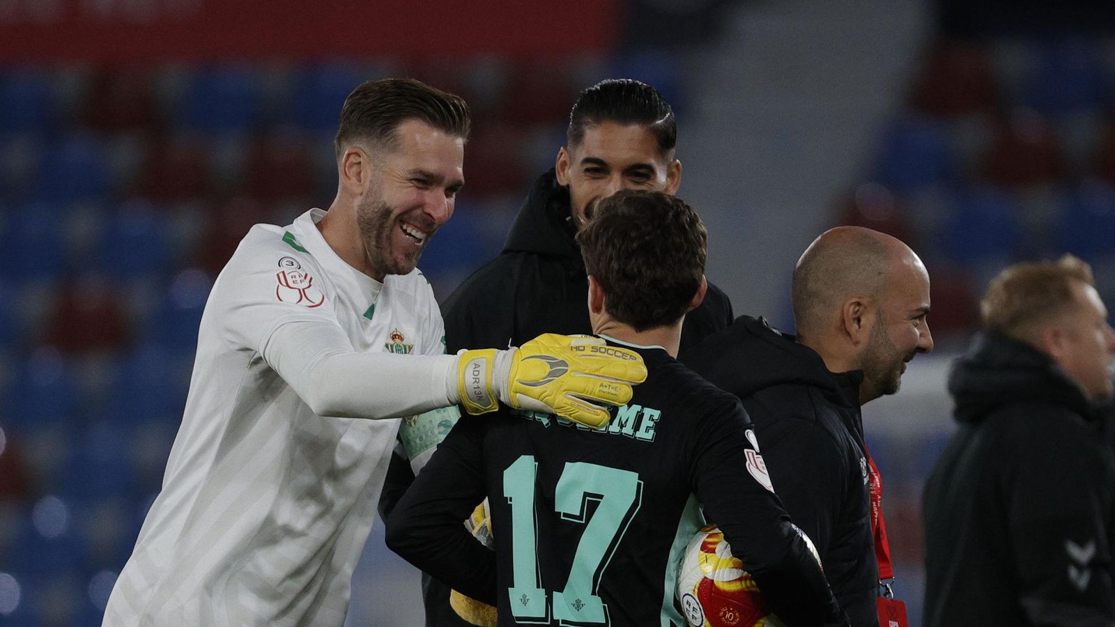 Adrián y Álvaro Valles felicitan a Riquelme, que se lleva el balón por sus tres goles.