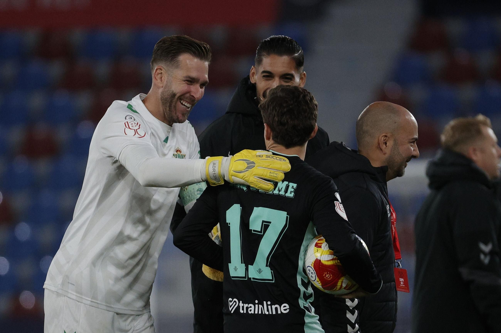 Adrián y Álvaro Valles felicitan a Riquelme, que se lleva el balón por sus tres goles.