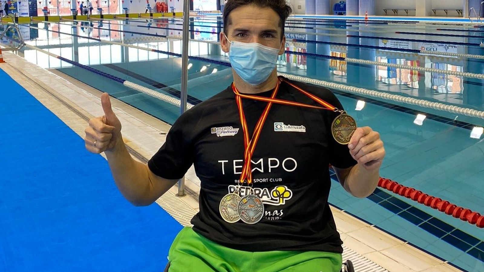 Paco Salinas, con su botín de medallas en Oviedo.