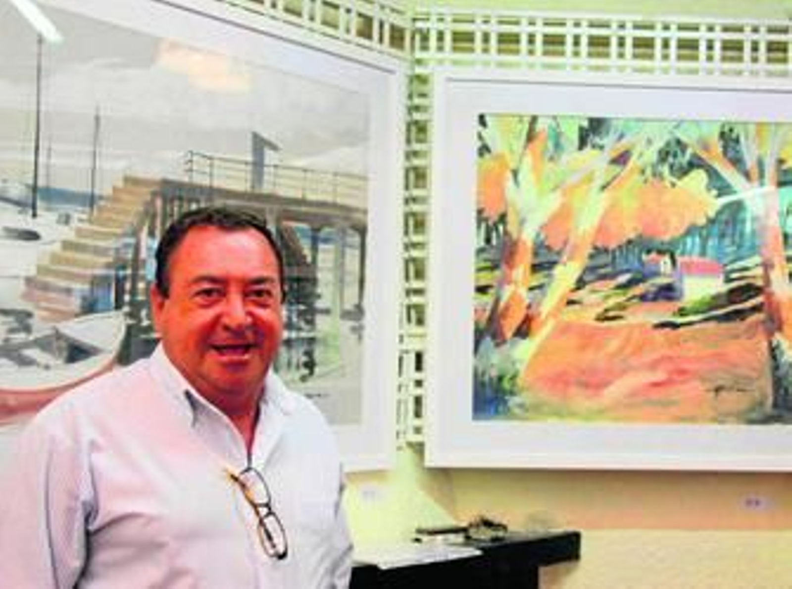 El artista Manuel Blandón durante la inauguración de la exposición.