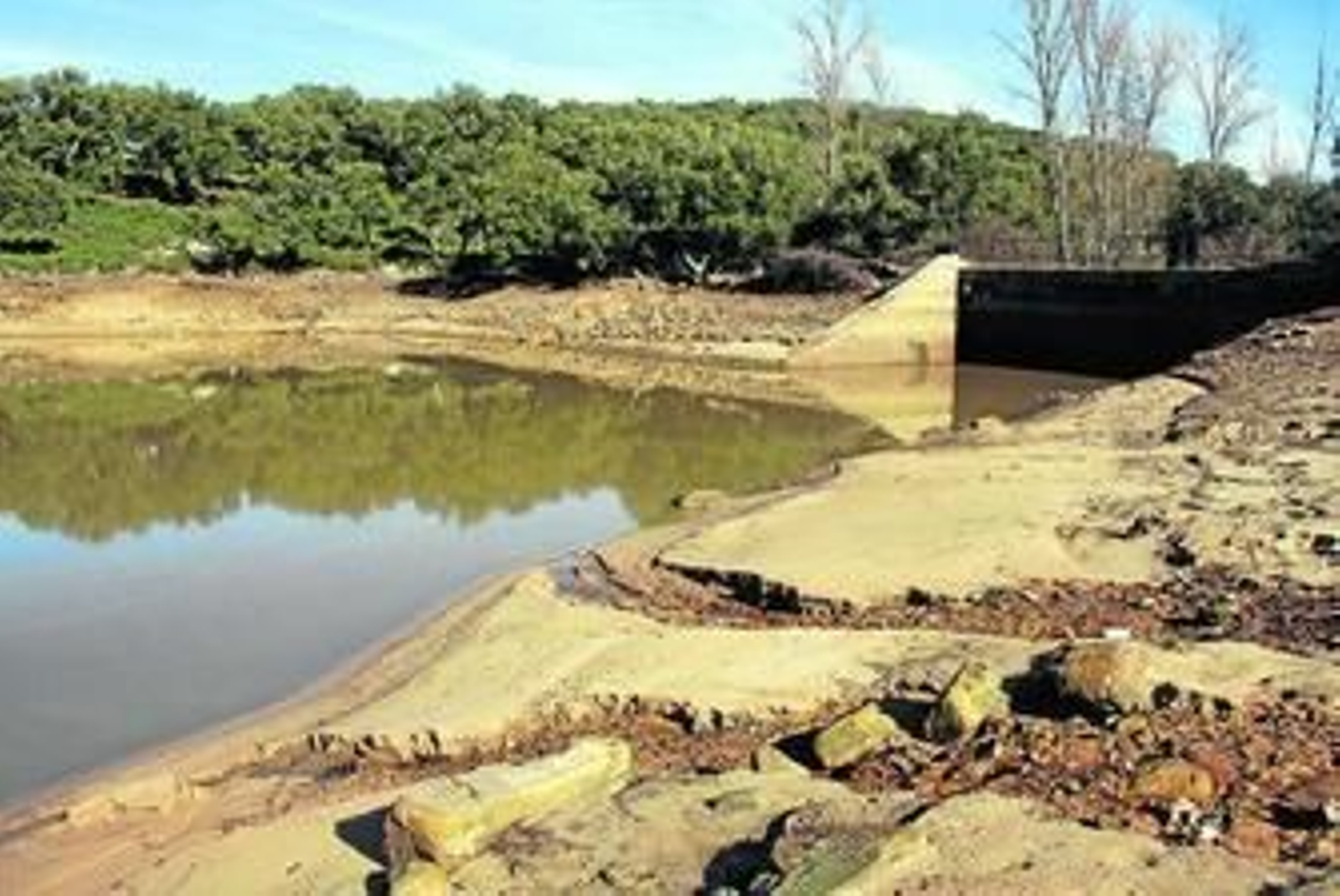 Interior del pantano de Montejaque después de la fuga de agua.
