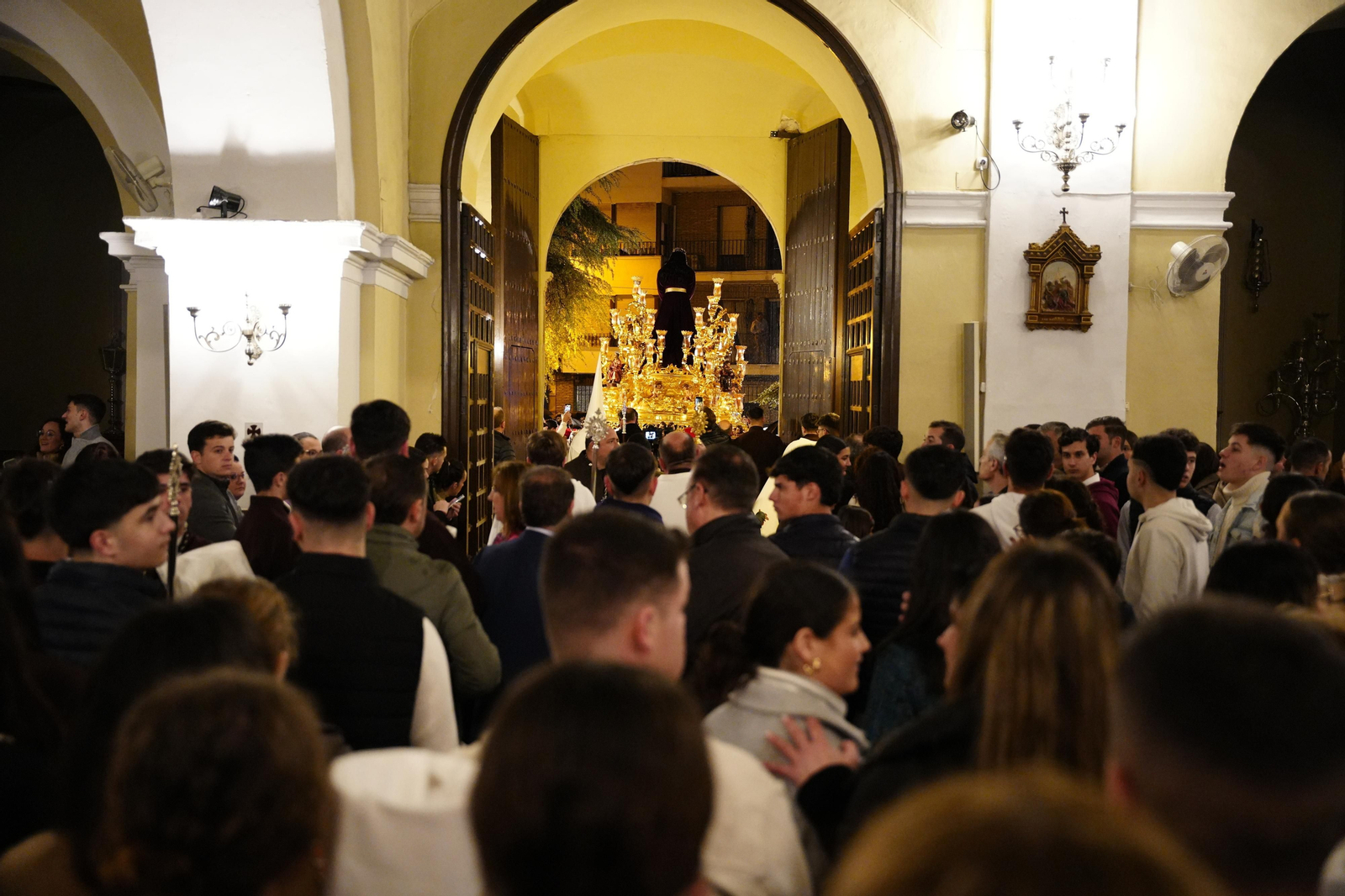 Lunes Santo en Lucena: La Pasión regresa a su templo a causa de la lluvia, en imágenes