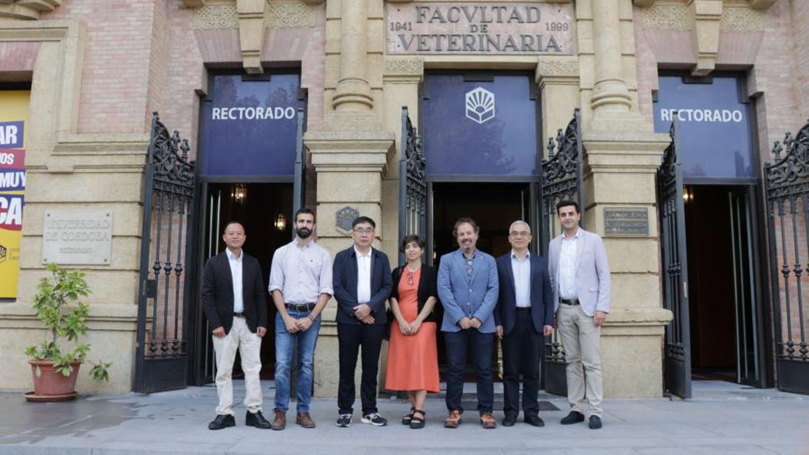 Delegación china, junto a autoridades e investigadores de la UCO en el Rectorado.