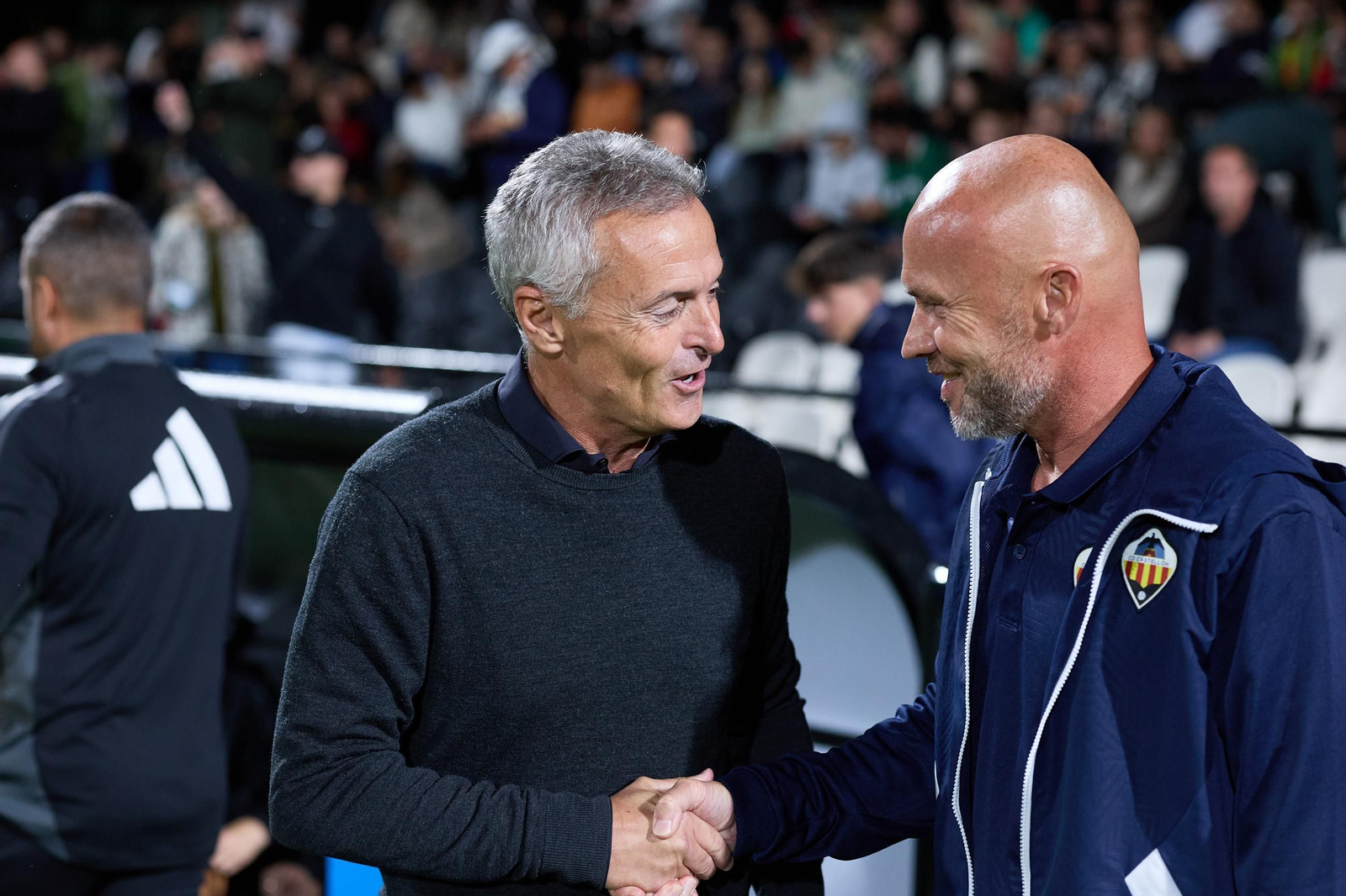 Escribá saluda al técnico del Castellón, Jan-Dirk Schreuder.