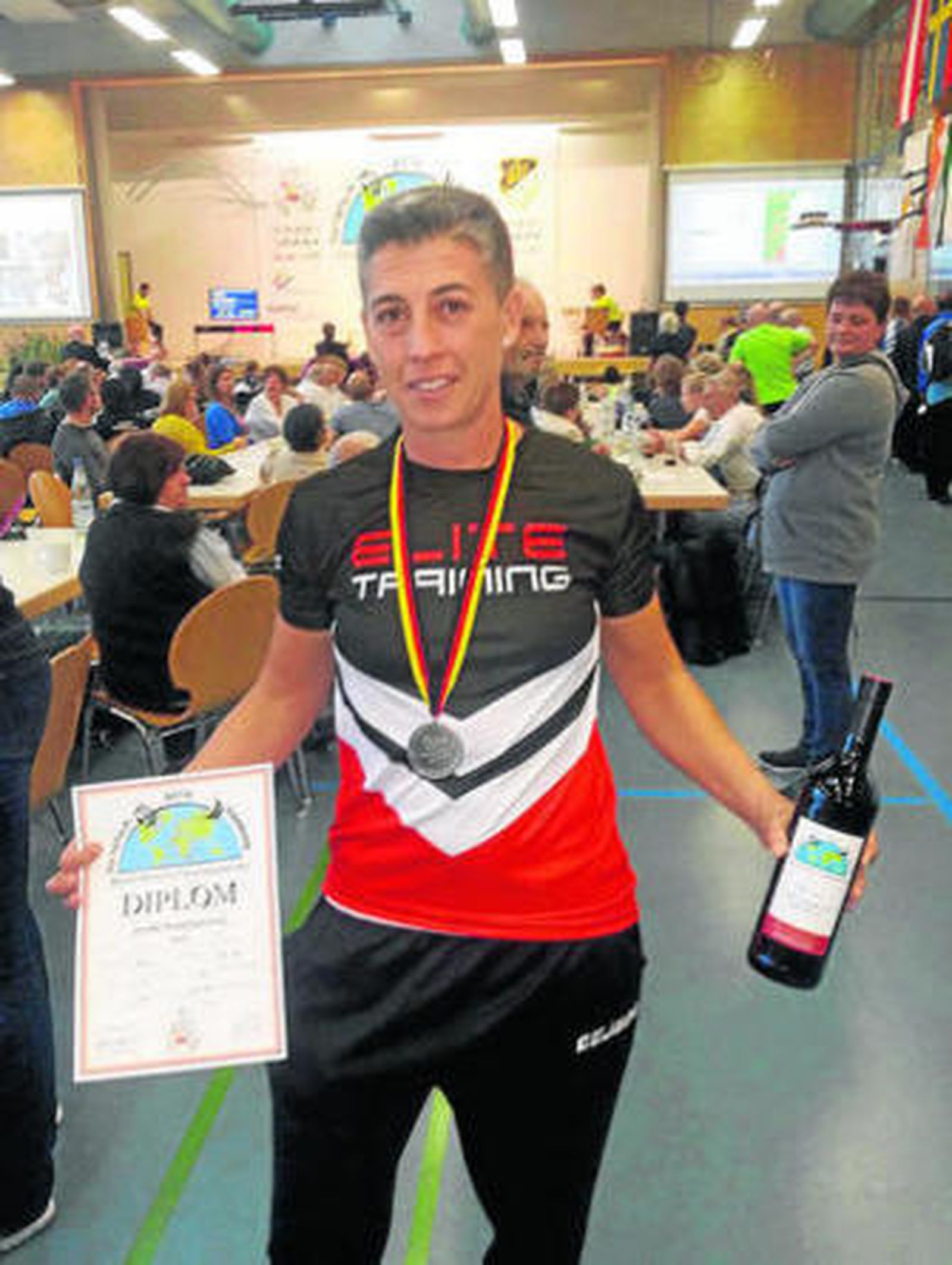 Pepi Pérez con su medalla y el diploma acreditativo de su registro.