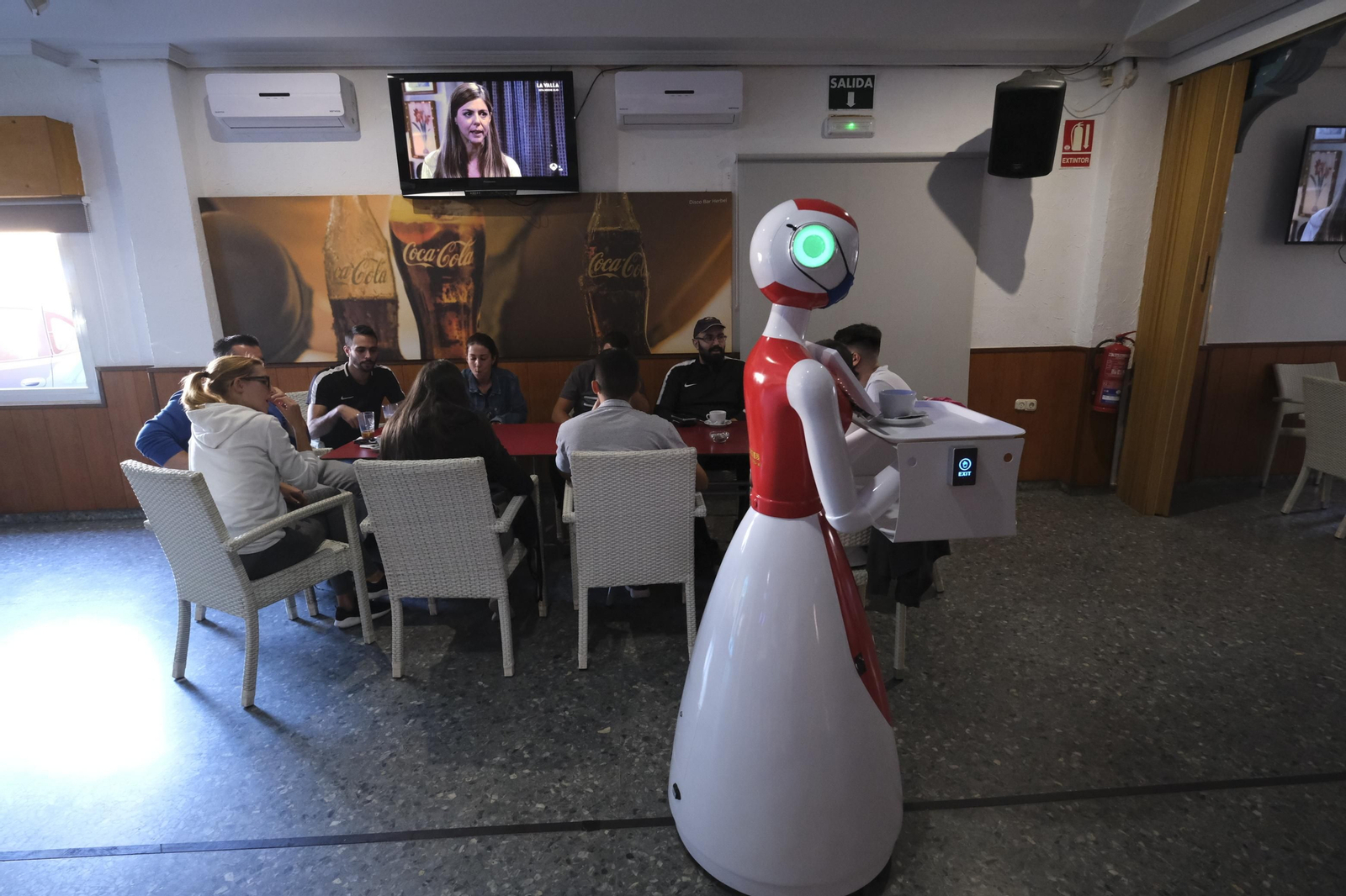 Fotogalería de Herbelita, la robot camarera de El Alquián.