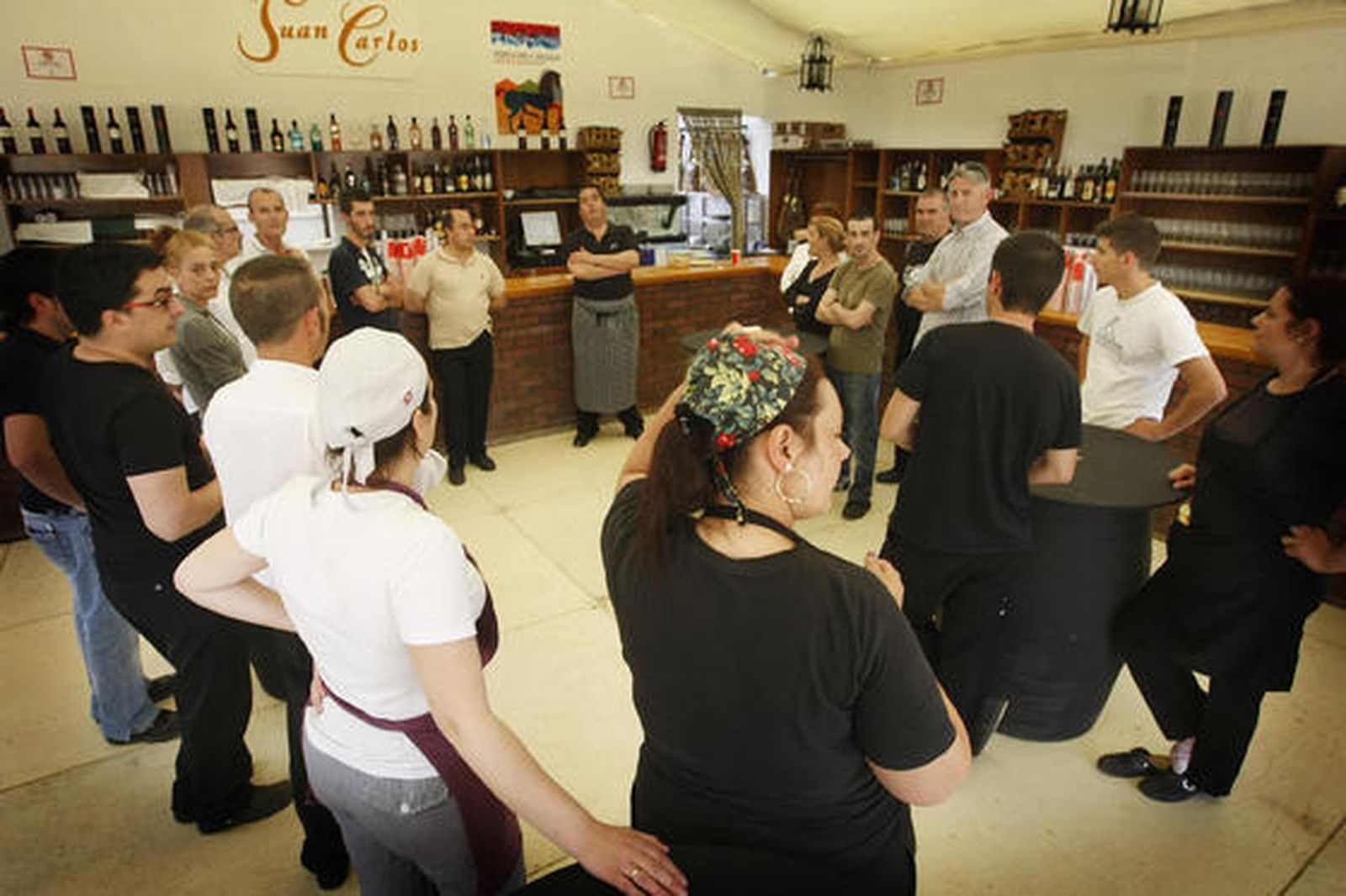 Organización. El conocido restaurador jerezano Juan Carlos, con el personal de su caseta antes de la inauguración

Foto: Pascual
