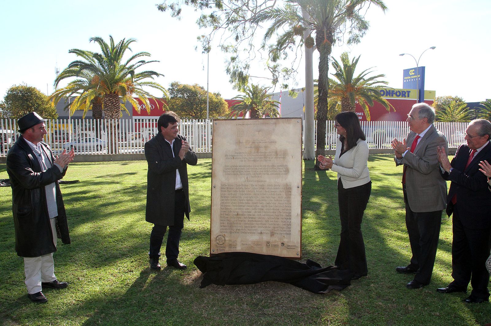 Inauguración de la escultura del artista onubense Víctor Pulido 'Imago', en imágenes