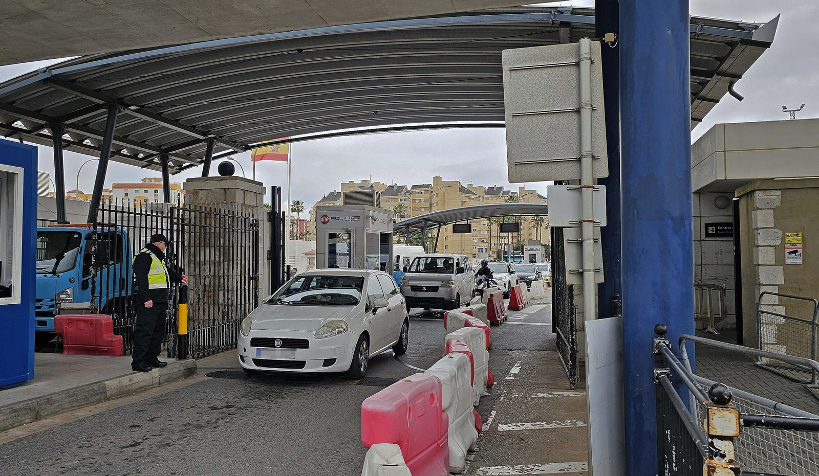 Colas de vehículos originadas por el control y sellado de pasaportes en la Verja de Gibraltar