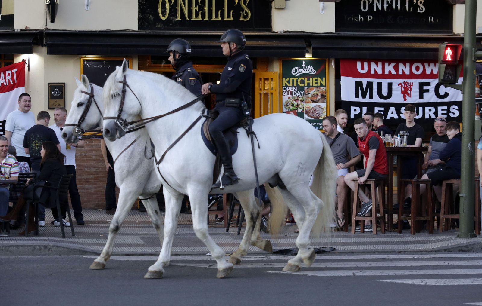 La Policía Nacional patrulla antes del Sevilla-Manchester United de 2018.