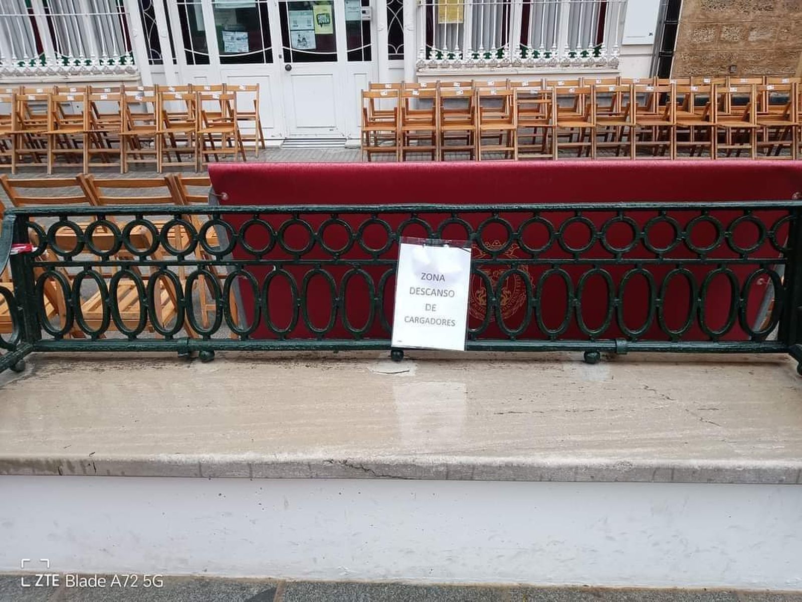 Así luce el cartel que restringe el uso de los bancos públicos de Candelaria