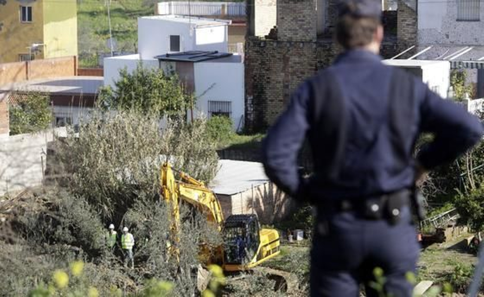 Dos excavadoras realizaron trabajos de búsqueda en Camas, donde han estado presentes el padre, el tío y el abuelo de Marta.

Foto: Antonio Pizarro