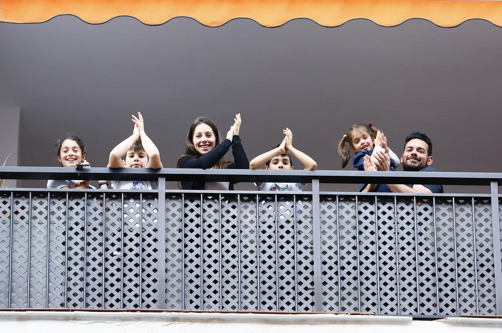 Coronavirus: El primer día de aplausos en Málaga en el que el sol aún no ha caído, en fotos