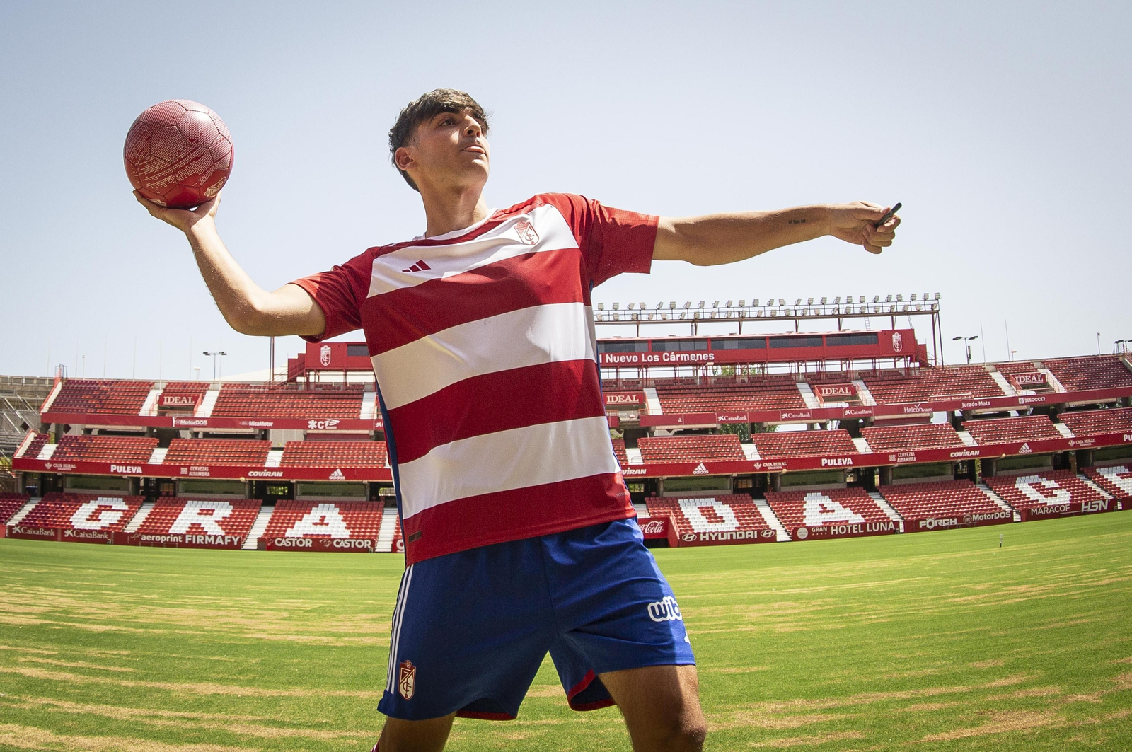 Las mejores imágenes de la presentación de Gonzalo Villar con el Granada CF