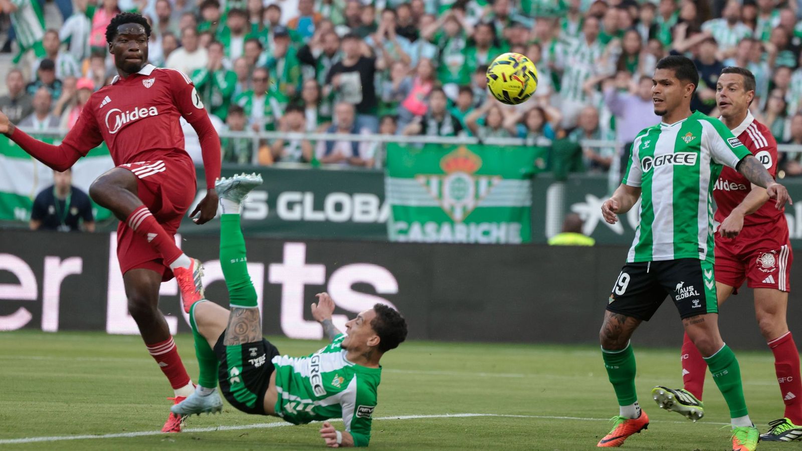 Antony remata de chilena en la acción del 1-0.