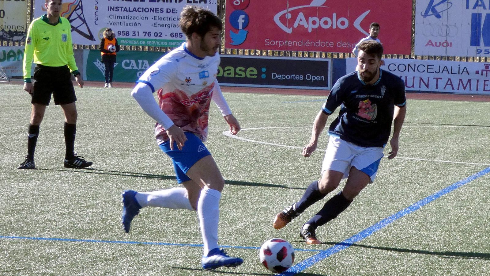 Lolo Armario conduce el balón ante un jugador del Guadix.