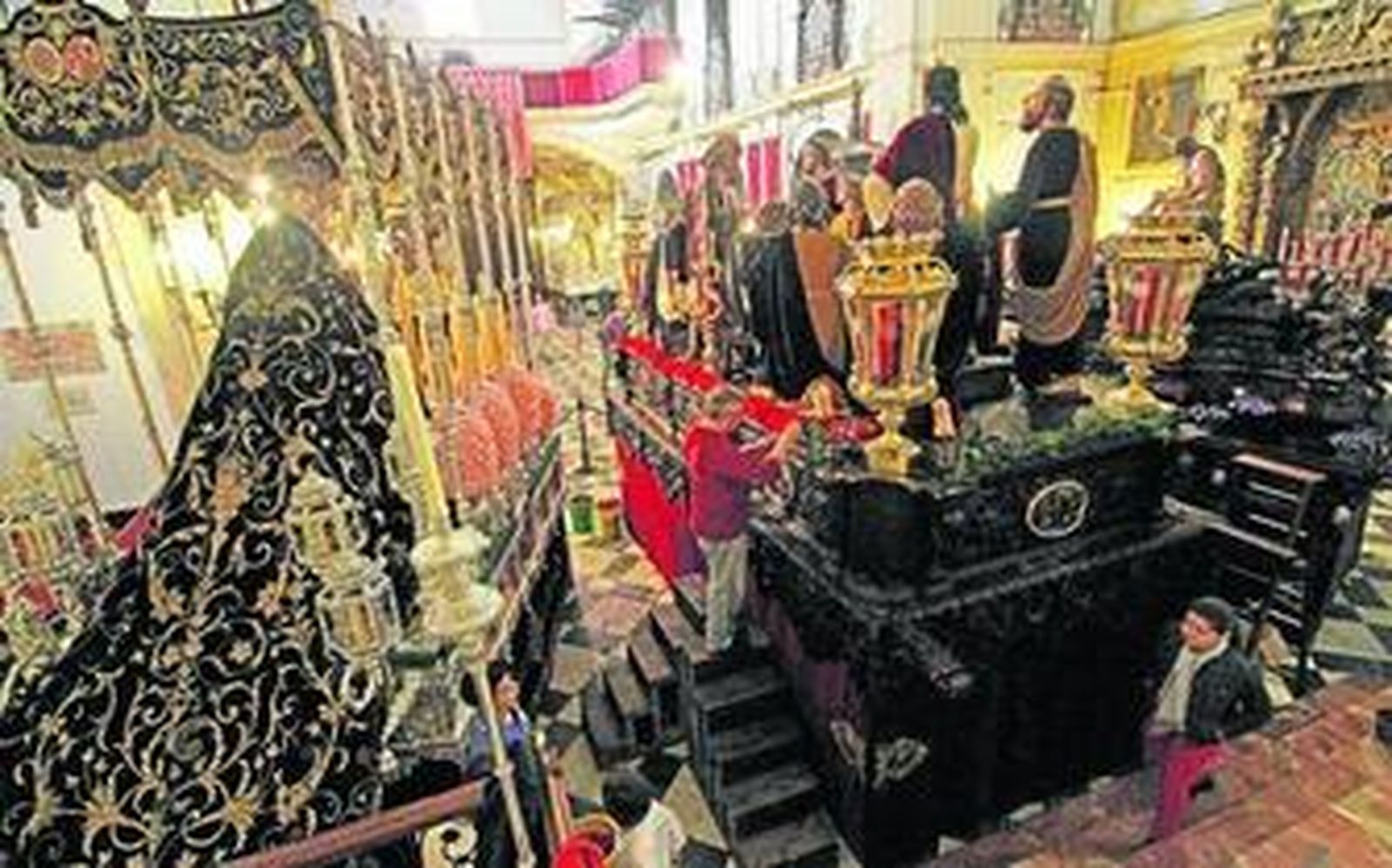 Los hermanos de la Cena colocando, ayer por la tarde, las flores en los paso de la cofradía.