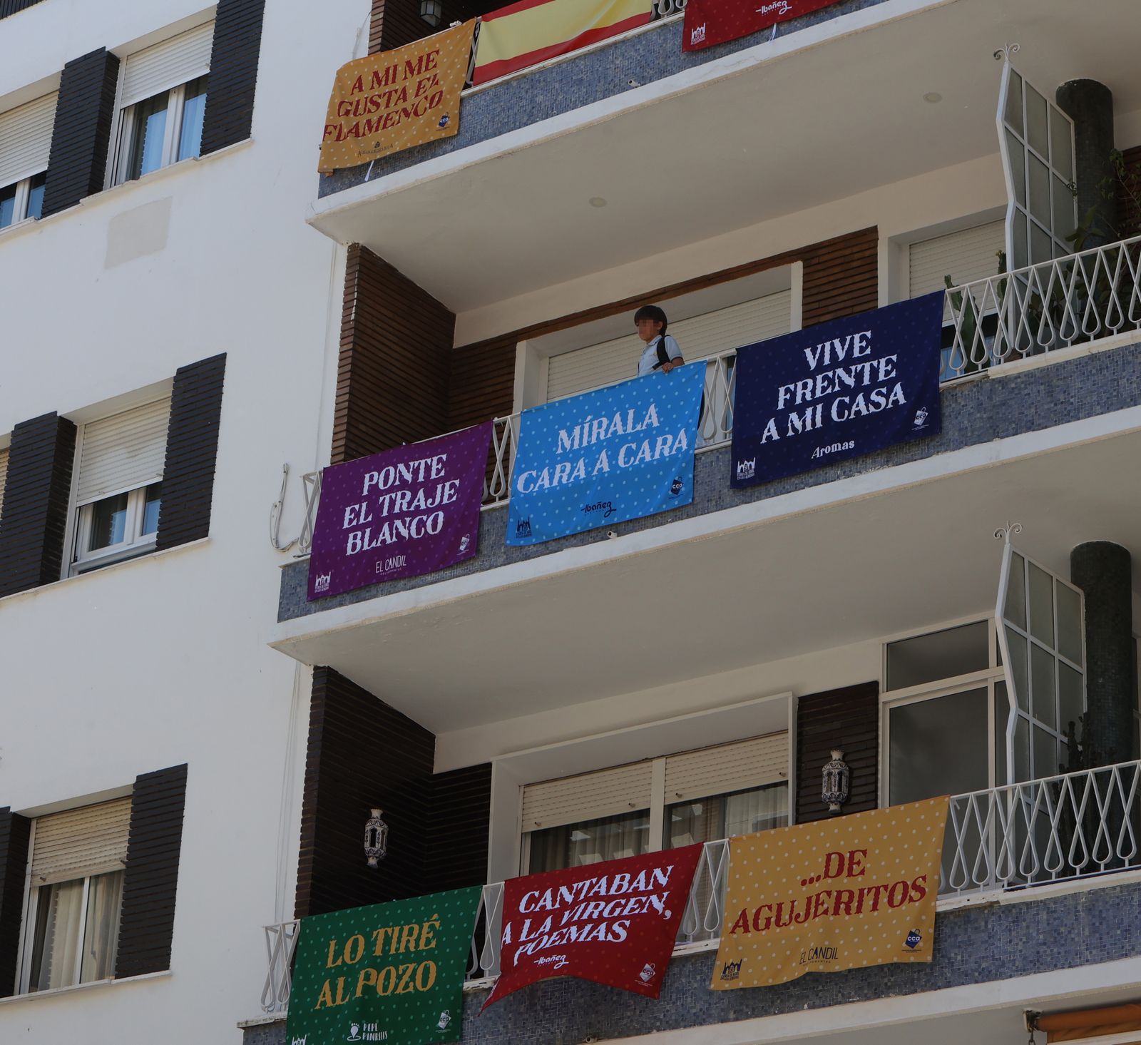 Banderolas y colgaduras en los balcones de Los Remedios