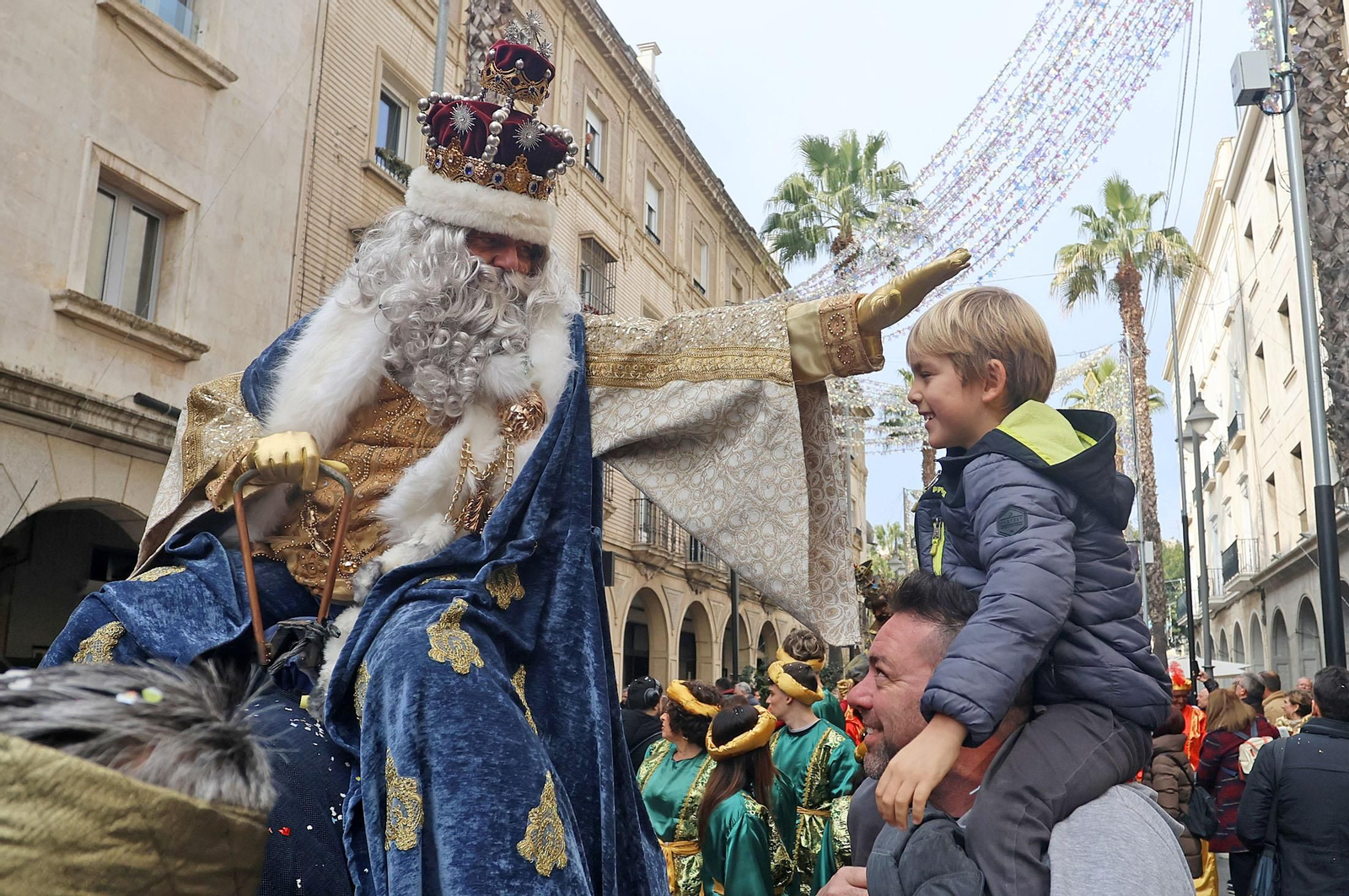 Imágenes del recorrido en camello de los Reyes Magos acompañados de la Estrella de la Ilusión y del Heraldo Real