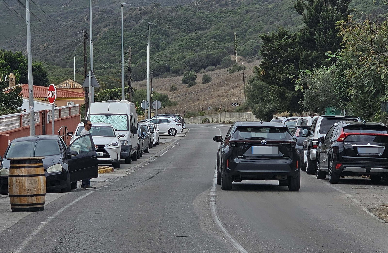 Una carretera casi sin aceras ni arcenes que aísla a los vecinos de Casa Marcos.