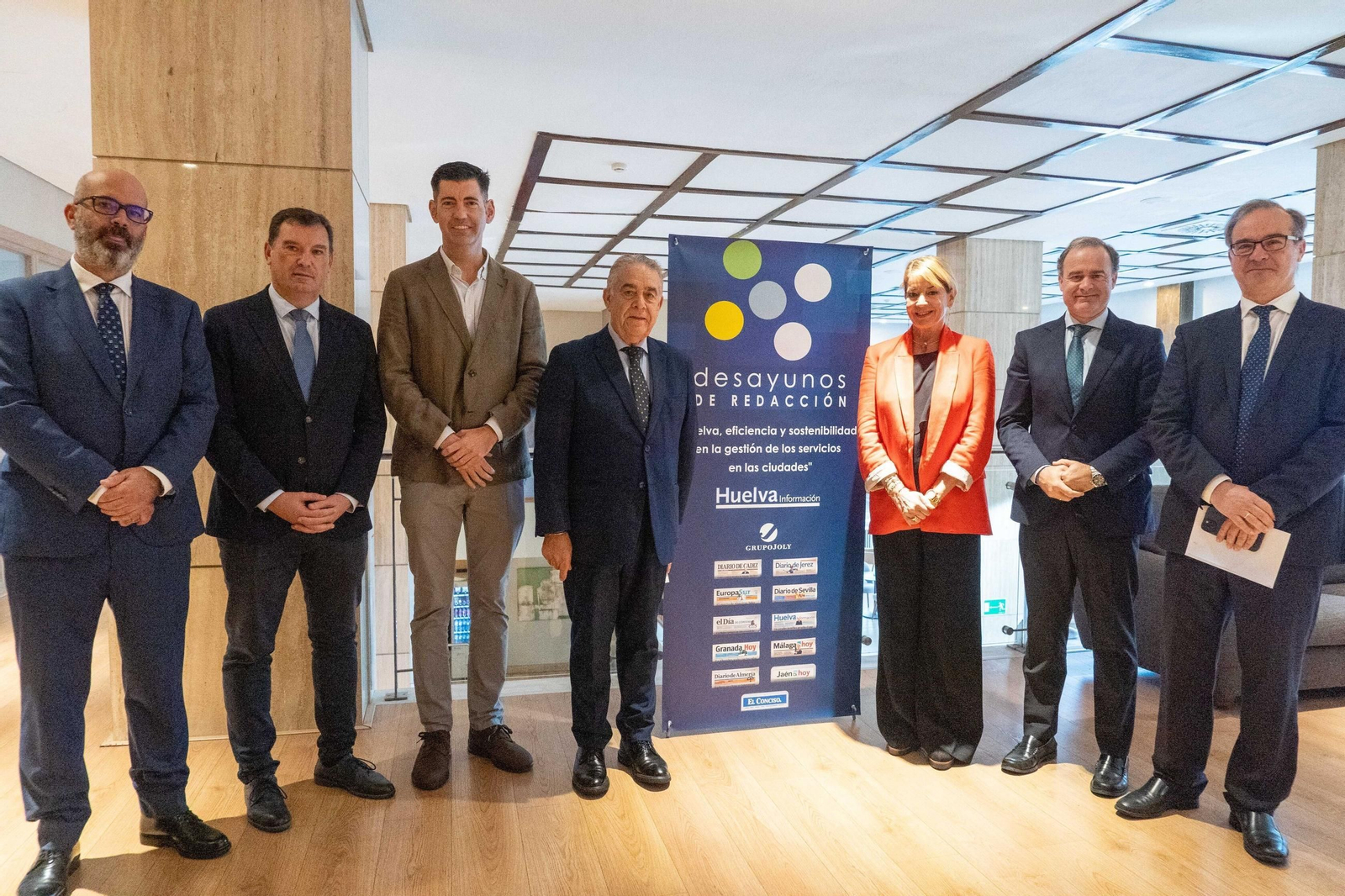 El director de Huelva Información, Javier Ronchel; el presidente del Puerto, Alberto Santana; el vicepresidente de Infraestructuras, Carreteras y Arquitectura de la Diputación, Manuel Cayuela; el alcalde de Almonte, Francisco Bella; la alcaldesa de Huelva, Pilar Miranda; el secretario general de Energía de la Junta de Andalucía, Manuel Larrasa; y el director del parque energético de La Rábida de Moeve, Jorge Acitores, en el Desayuno de Redacción 'Huelva, eficiencia y sostenibilidad en la gestión de los servicios en las ciudades'.