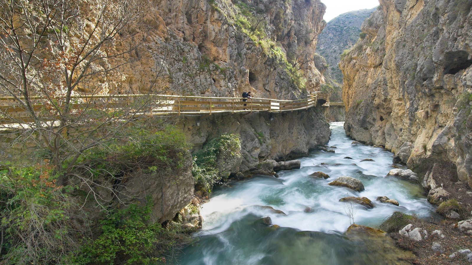 El Geoparque de Castril con el Río y cerrada con pasarela, una belleza natural en la provincia granadina. El Geoparque de Castril con el Río y cerrada con pasarela, una belleza natural en la provincia granadina.