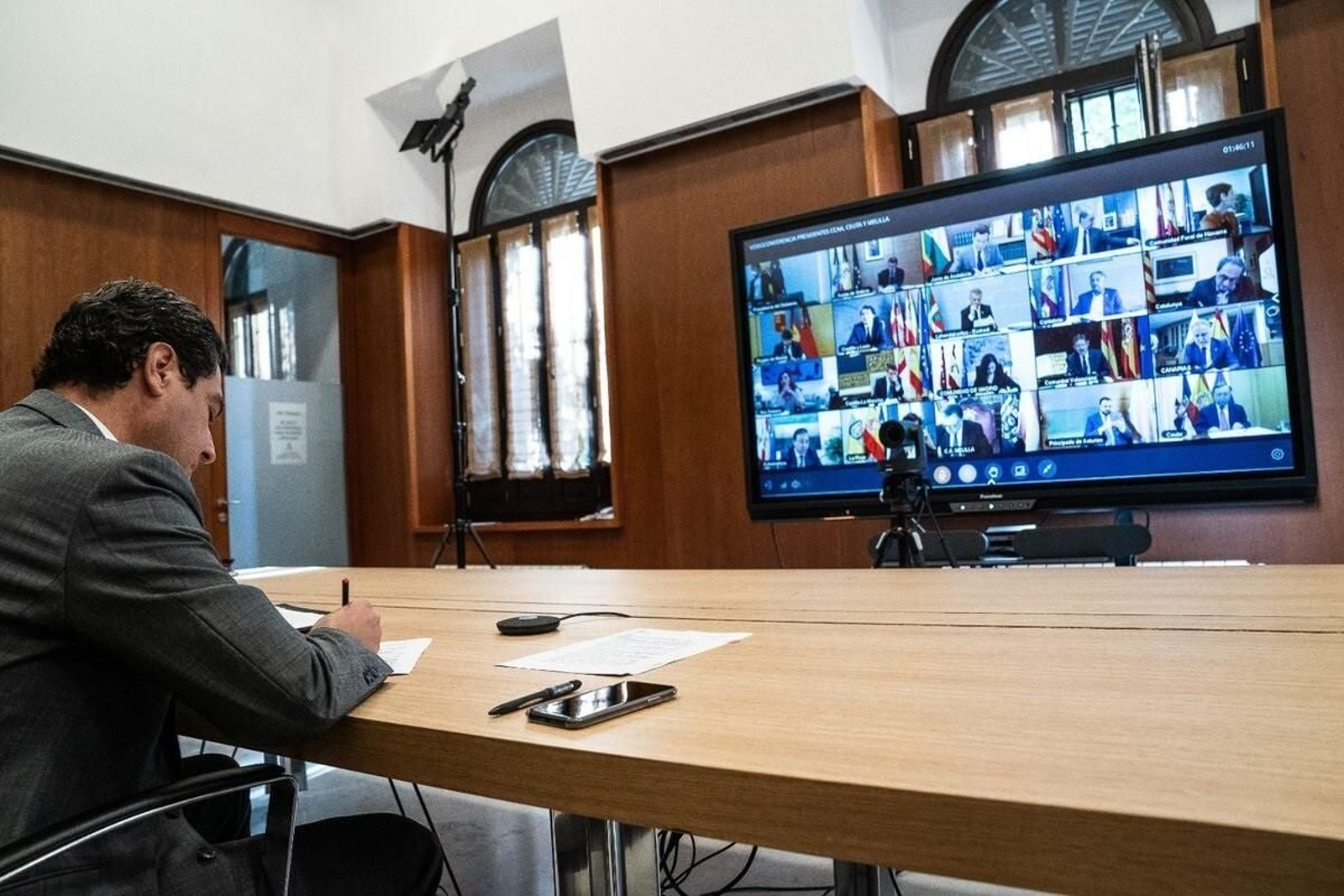 Moreno participa por vía telemática en la reunión de los presidentes autonómicos con Pedro Sánchez.