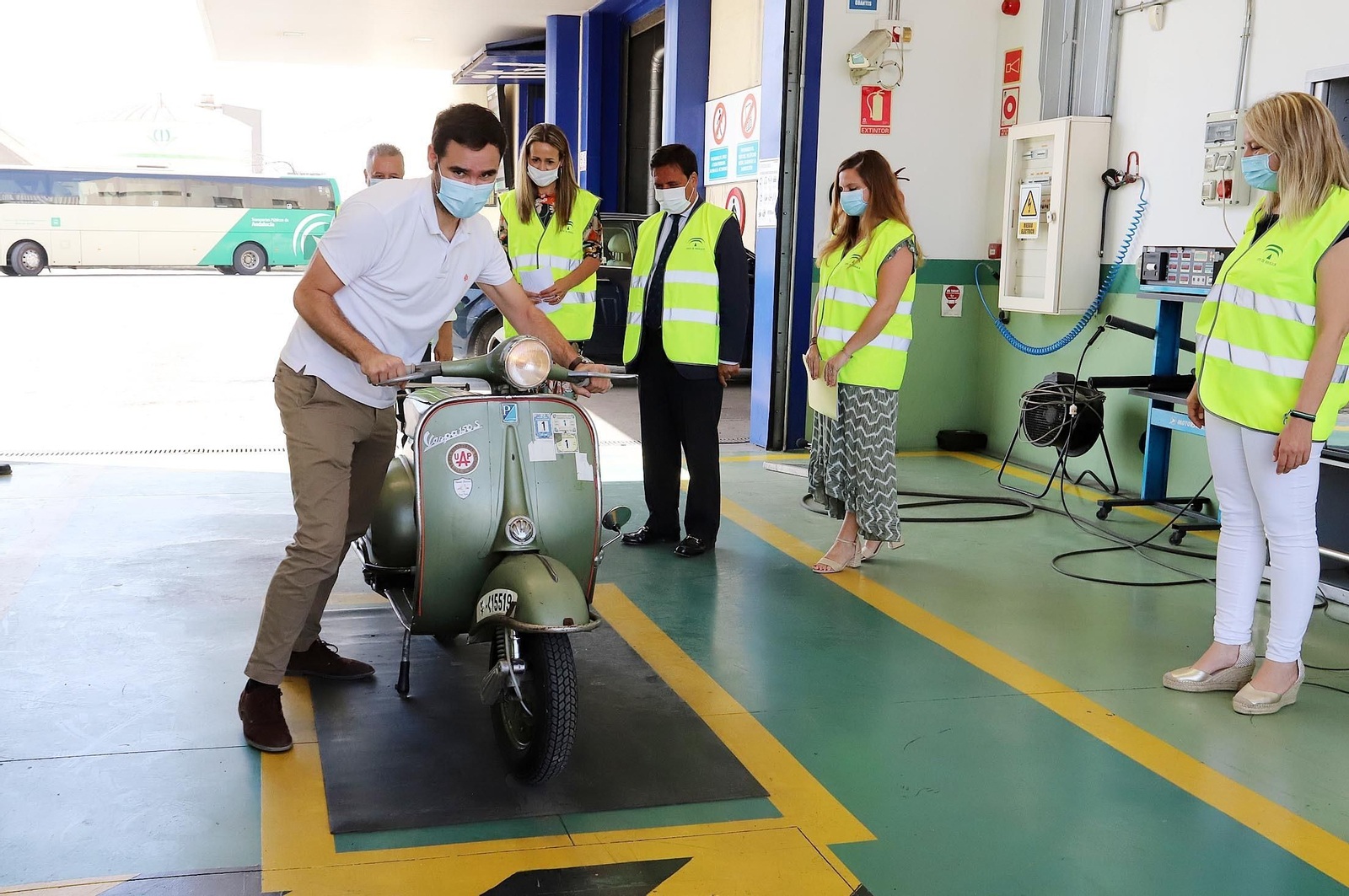 Imágenes de la Estación de Inspección Técnica de Vehículos (ITV) tras la visita de Bella Verano y Francisco José Delgado,  director general de Veiasa