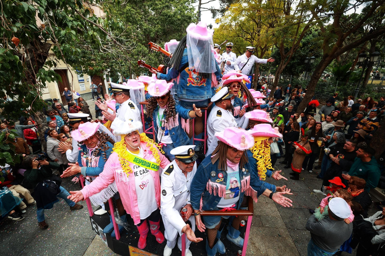 Las mejores imágenes del primer domingo del Carnaval de Cádiz