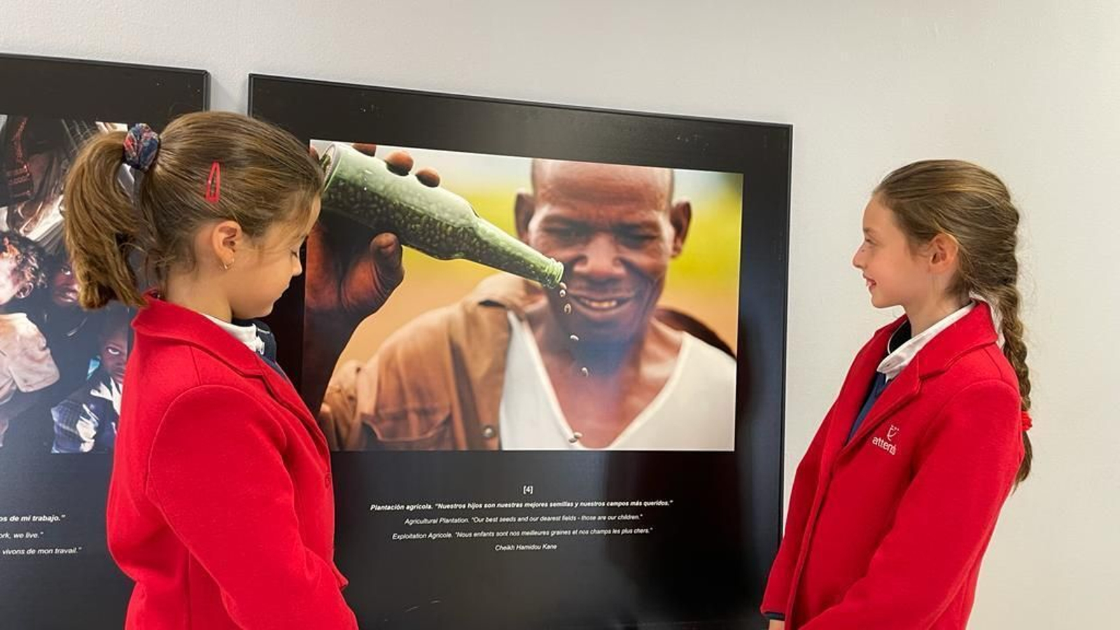 Dos alumnas en la exposición ‘Born in Congo’ en el Tierrallana.