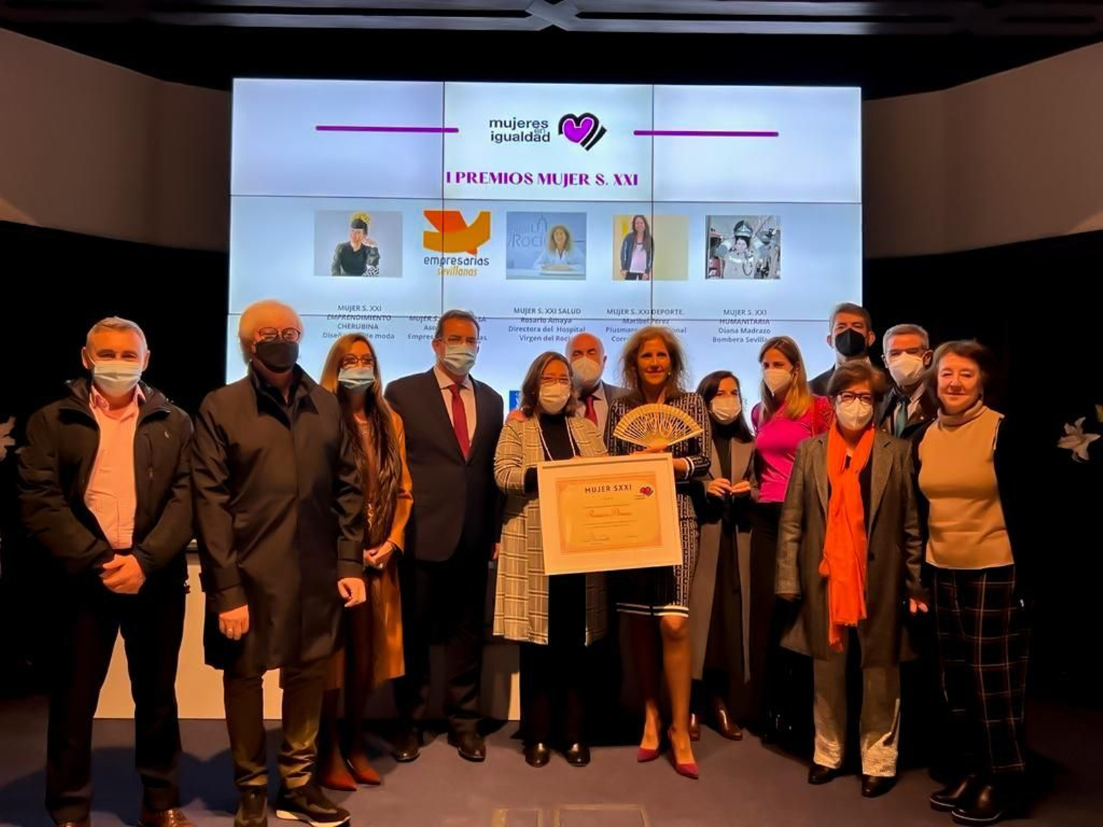 Rosario Amaya, en el centro, muestra el premio recibido en la Fundación Madriaga.