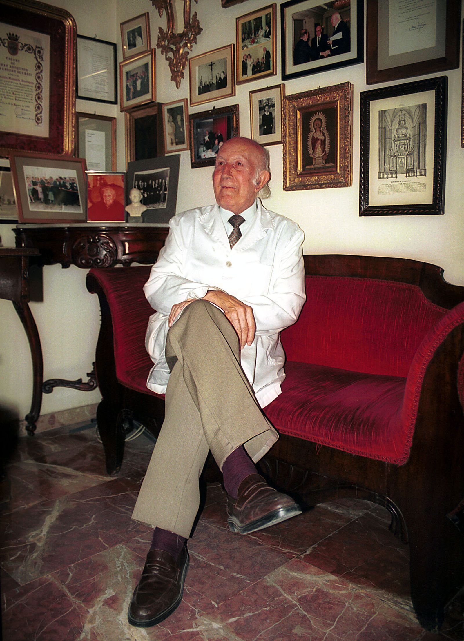 El doctor Jacinto Maqueda, en una de sus consultas en 2001.