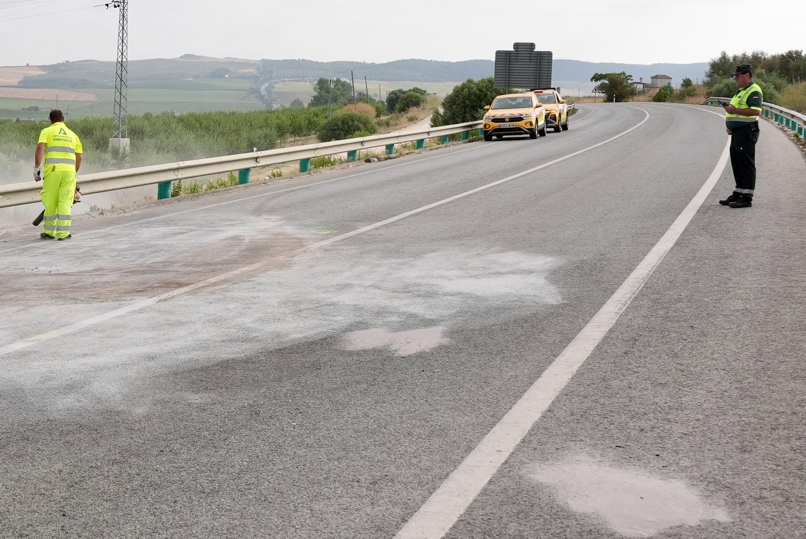 Operarios de mantenimiento de carreteras limpian los restos del accidente donde tres personas han fallecido y una ha resultado herida grave en Arcos