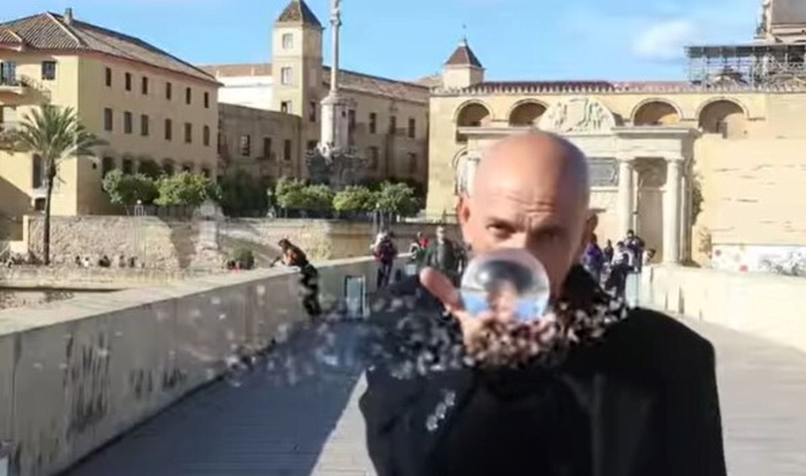 El protagonista recorre, durante su paseo por Córdoba,  el Puente Romano
