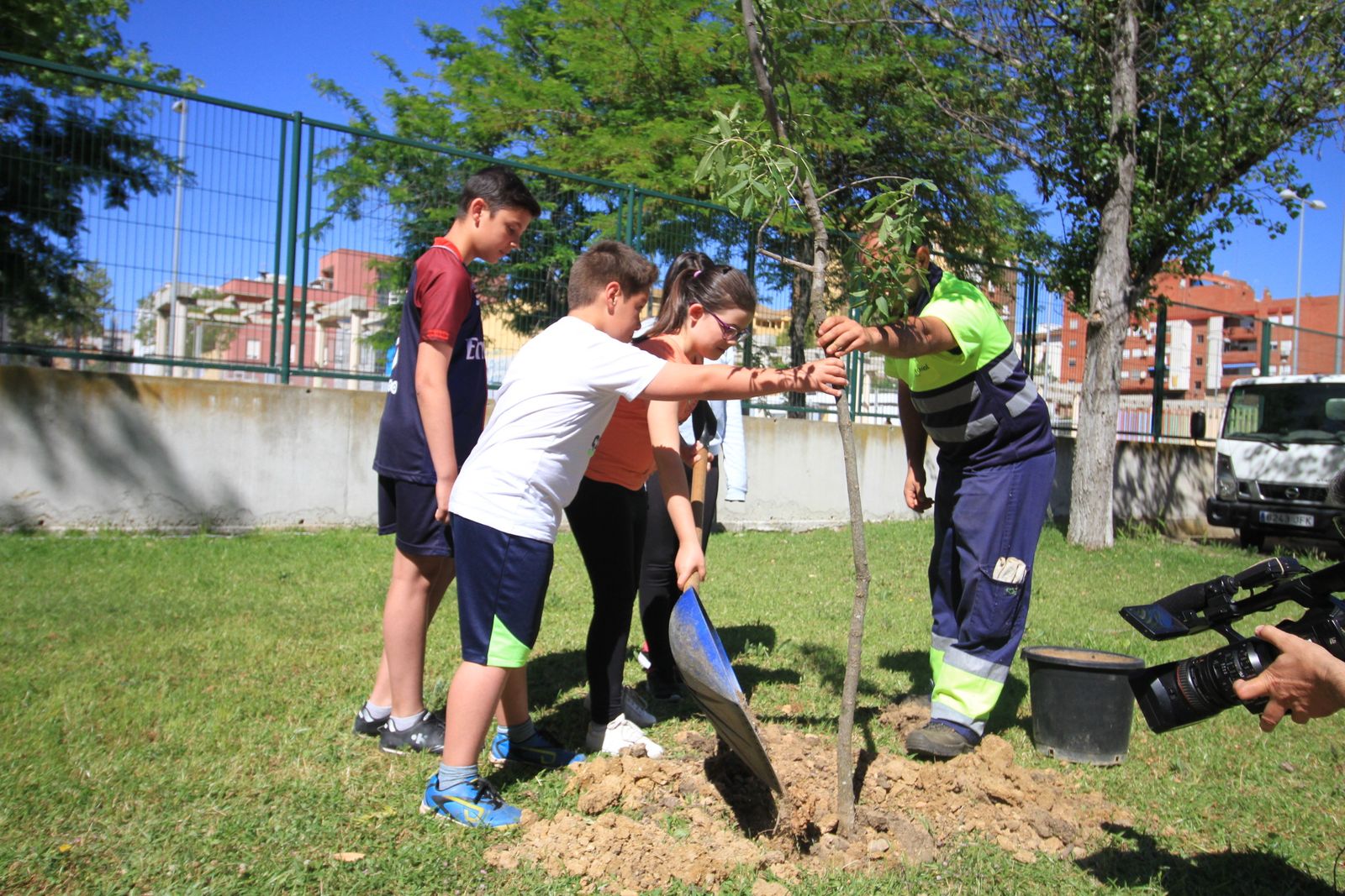 Imágenes de la plantación de árboles llevada a cabo en el colegio Los Rosales, con motivo del incendio del año pasado