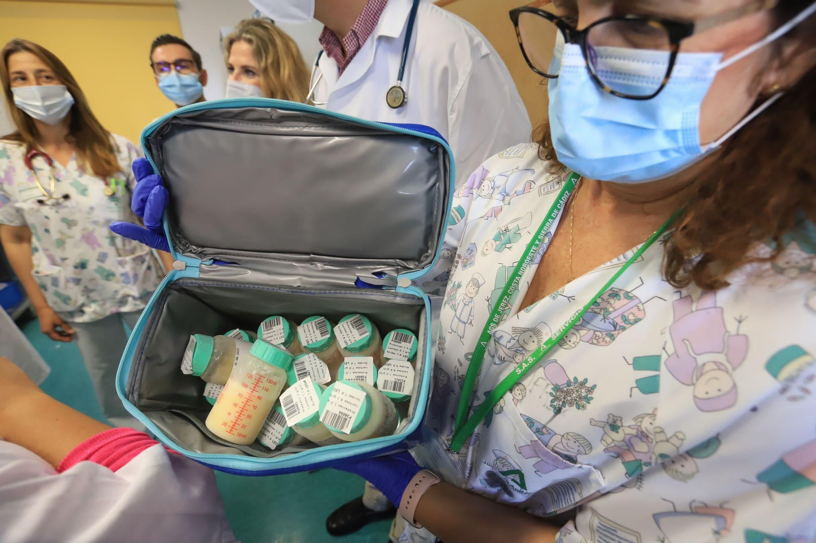 Una enfermera muestra en el hospital de Jerez varios biberones con leche materna