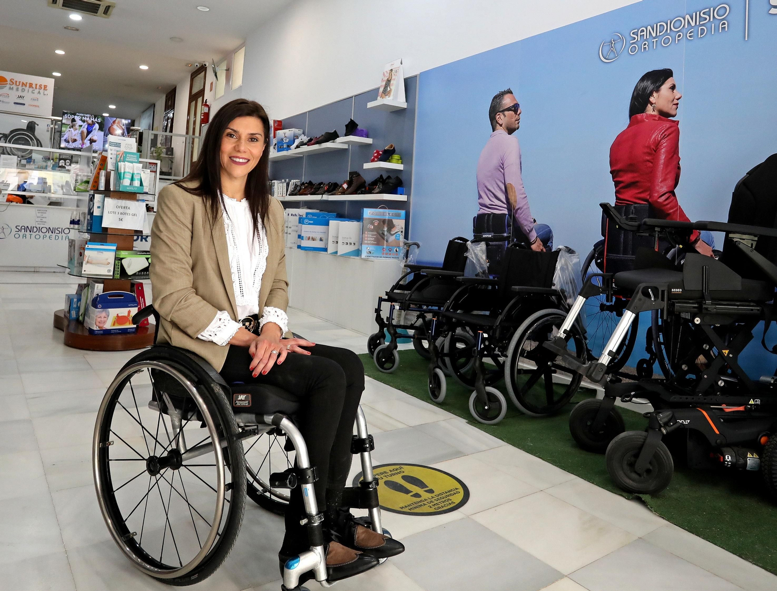 Débora Espinel en la Ortopedia San Dionisio, donde trabaja hace tres años