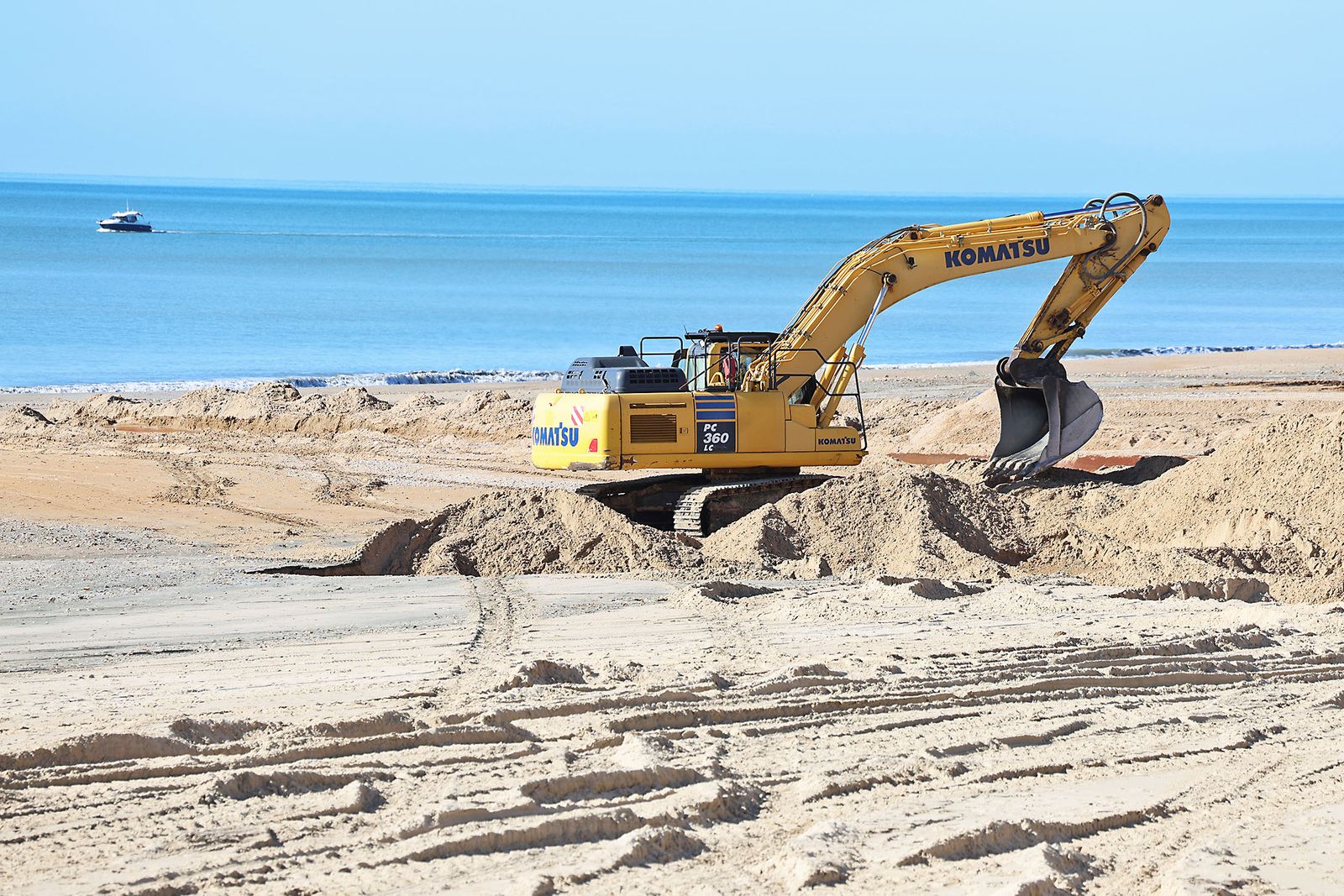 Fotografías de la concentración de los vecinos de Matalascañas tras los destrozos del paseo marítimo