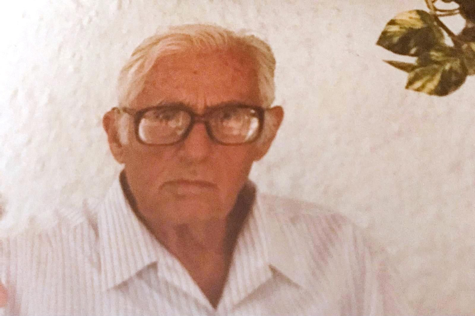 El perito industrial municipal, Juan Antonio Estrella Martín, posa ya jubilado en una foto facilitada por la familia