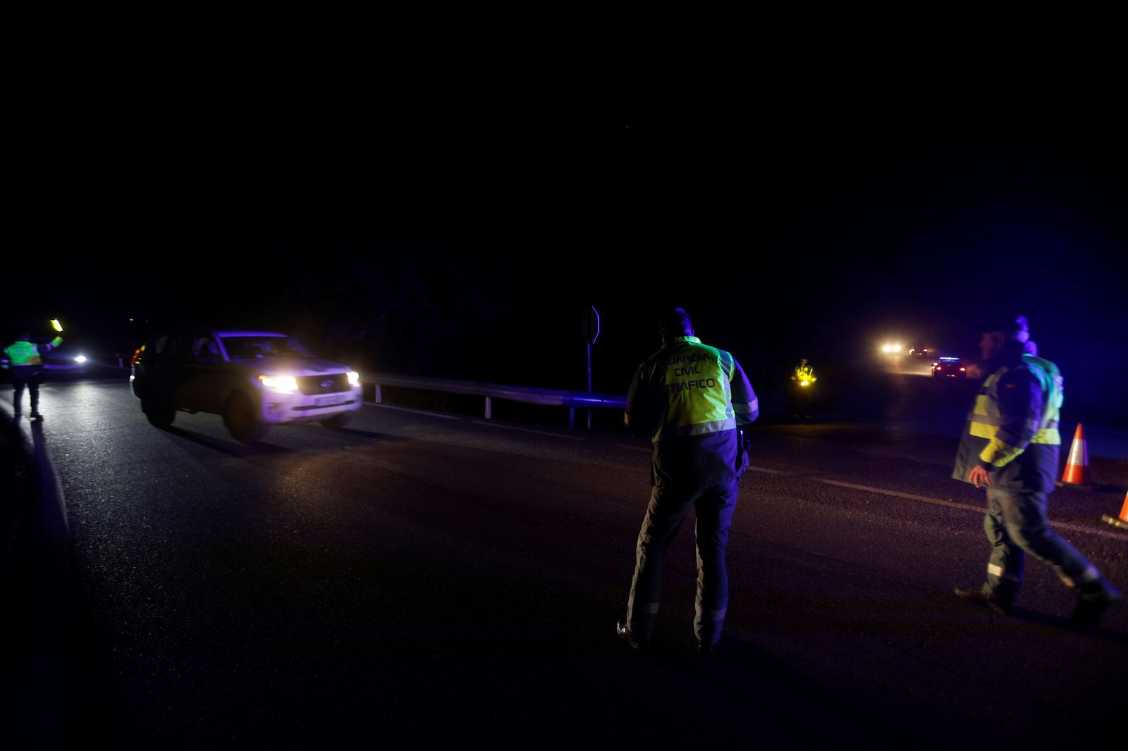 Las imágenes de los vehículos de emergencias evacuando a los pasajeros del descarrilamiento en Adamuz