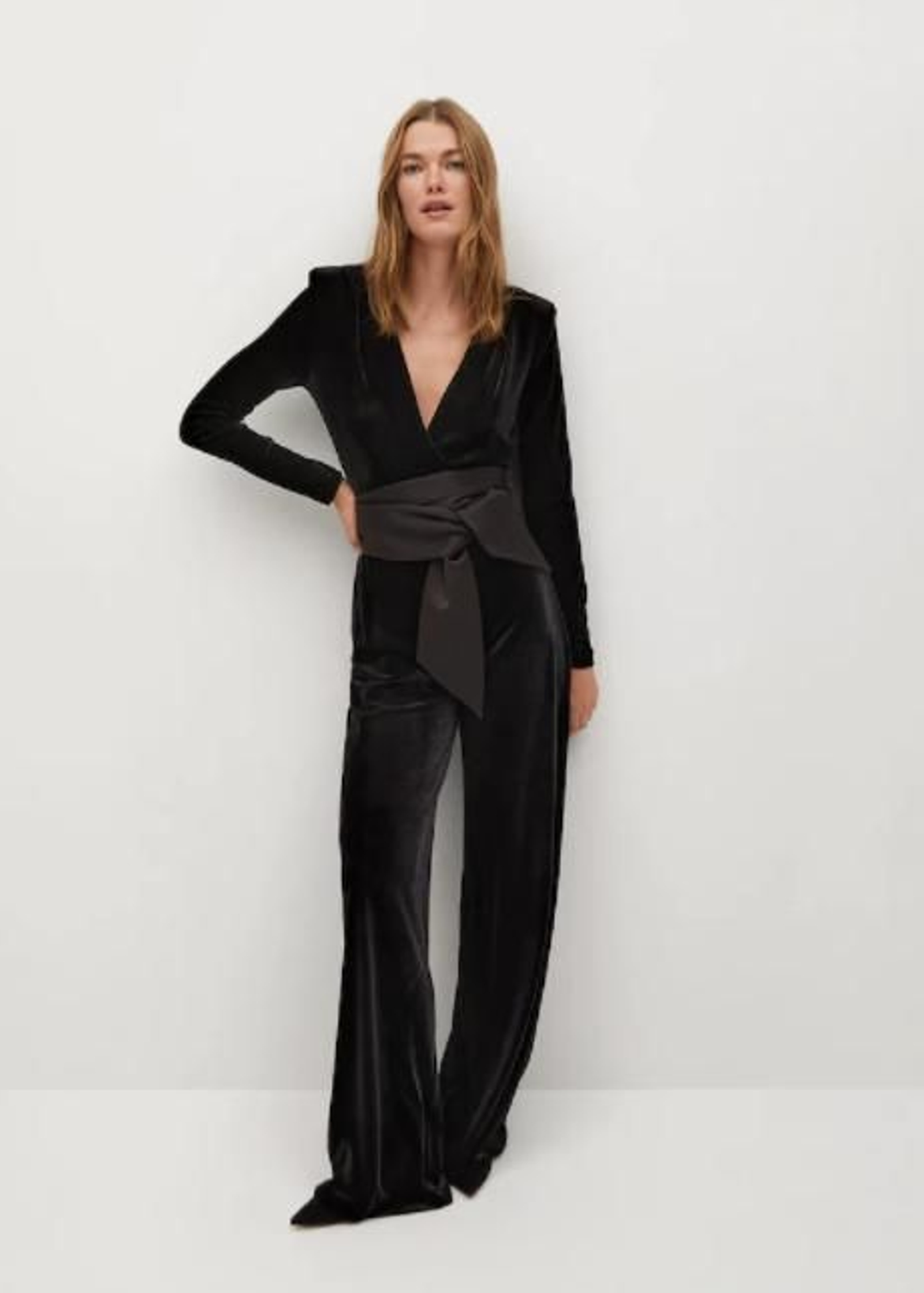 Mono negro de terciopelo de Mango Outlet.