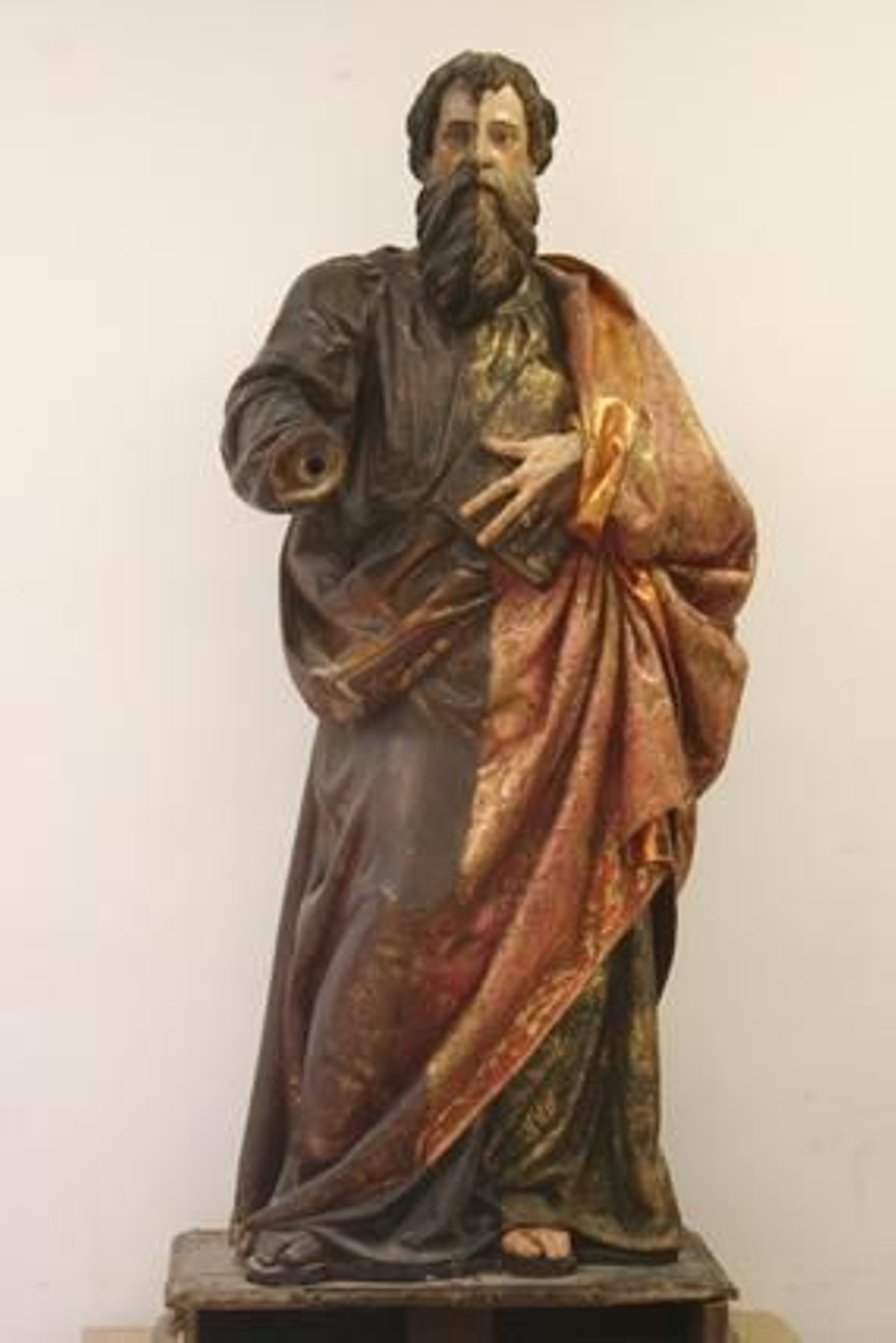 Proceso de limpieza de la escultura de San Pedro.