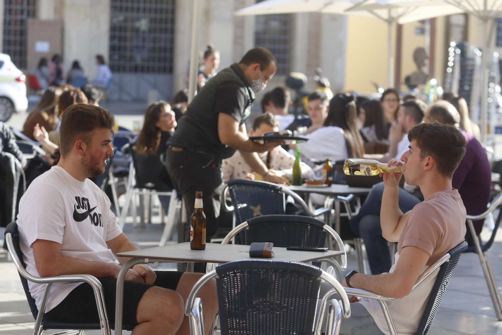Varias personas en un bar de Córdoba.