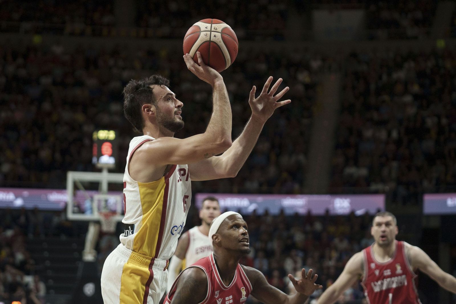 Lluís Costa lanza a canasta ante Georgia en su debut con España.