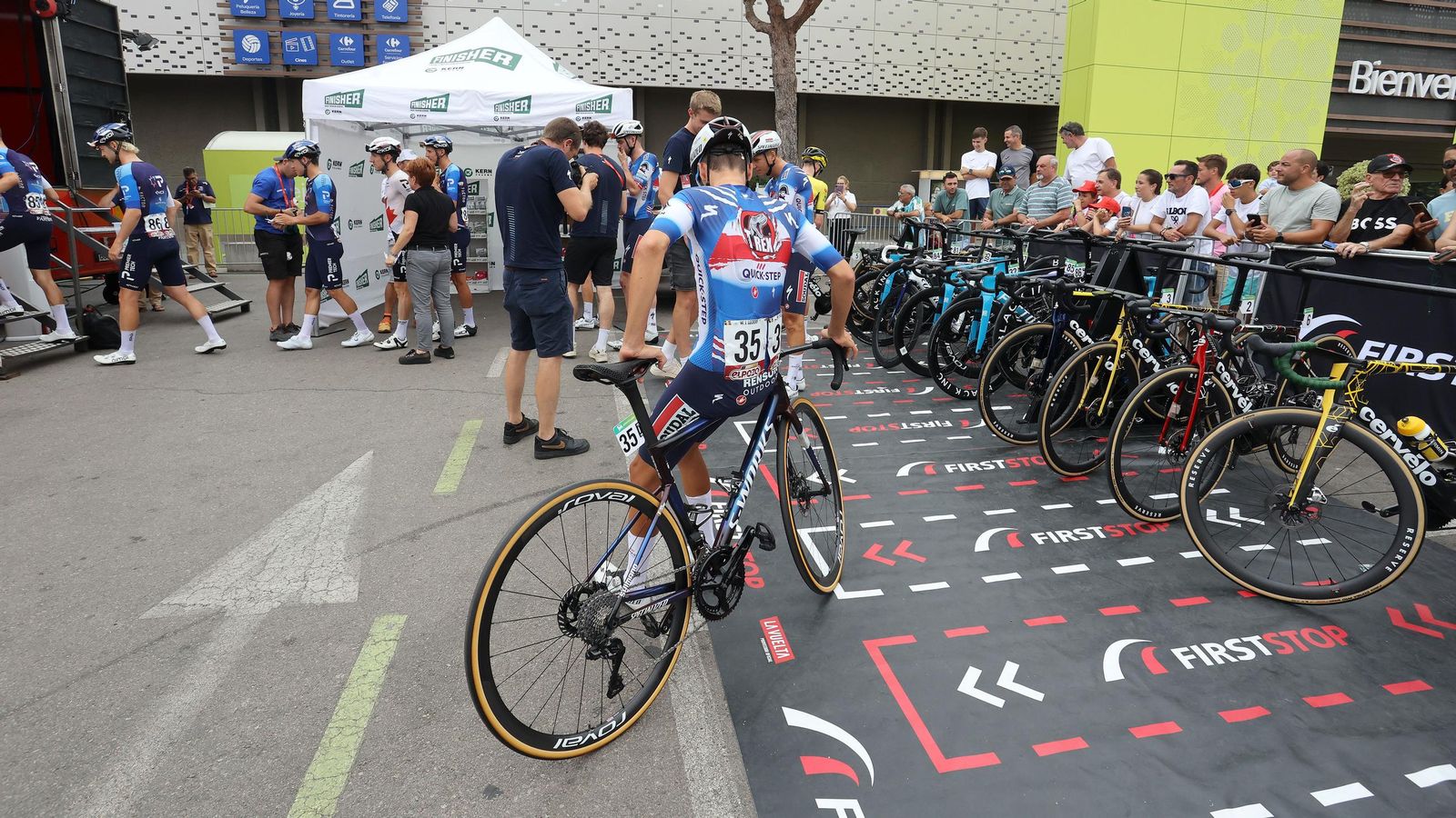 Así fue la salida de la Vuelta España desde Carrefour Sur en Jerez