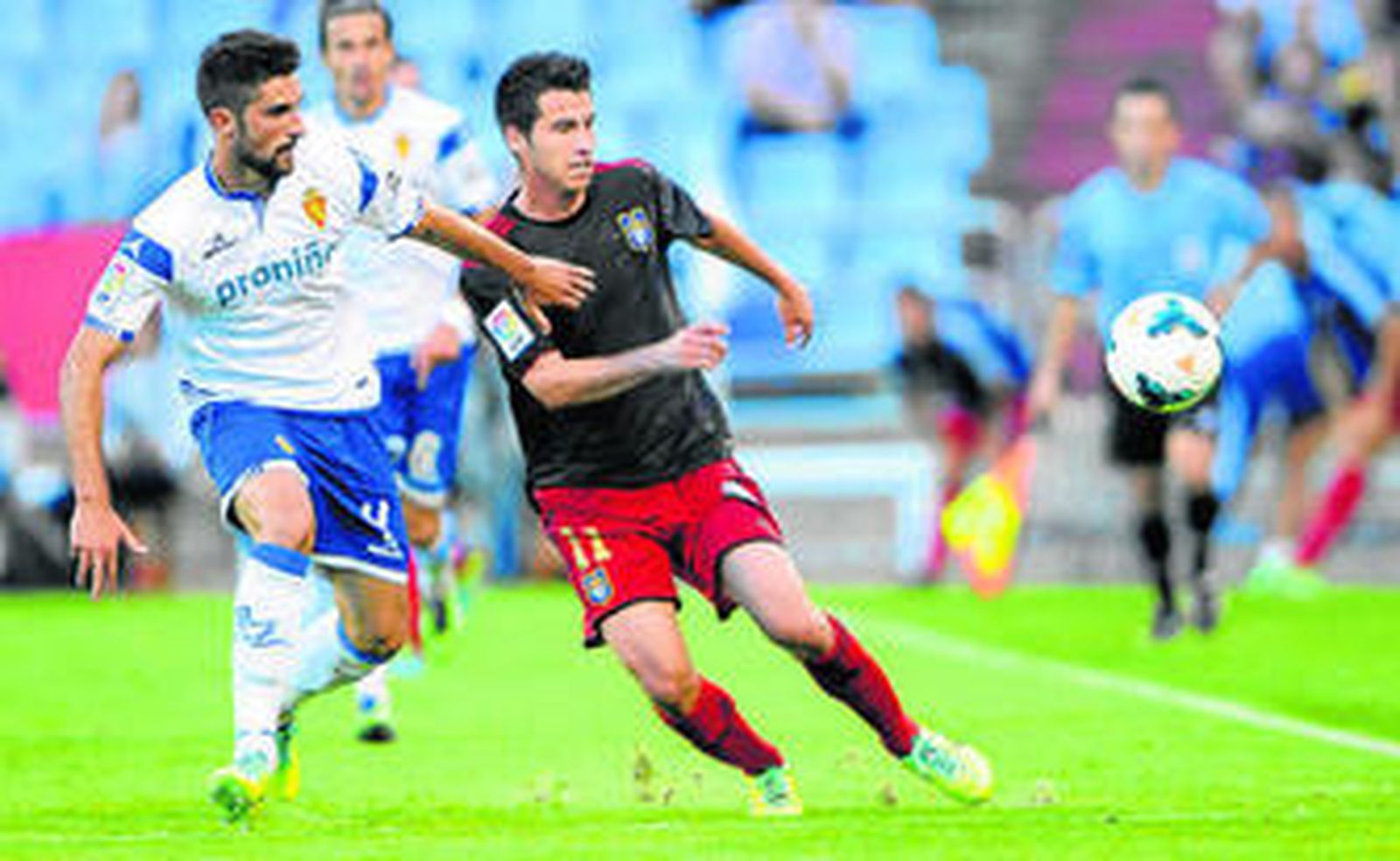 Jorge Larena intenta controlar ante el central zaragocista Álvaro.